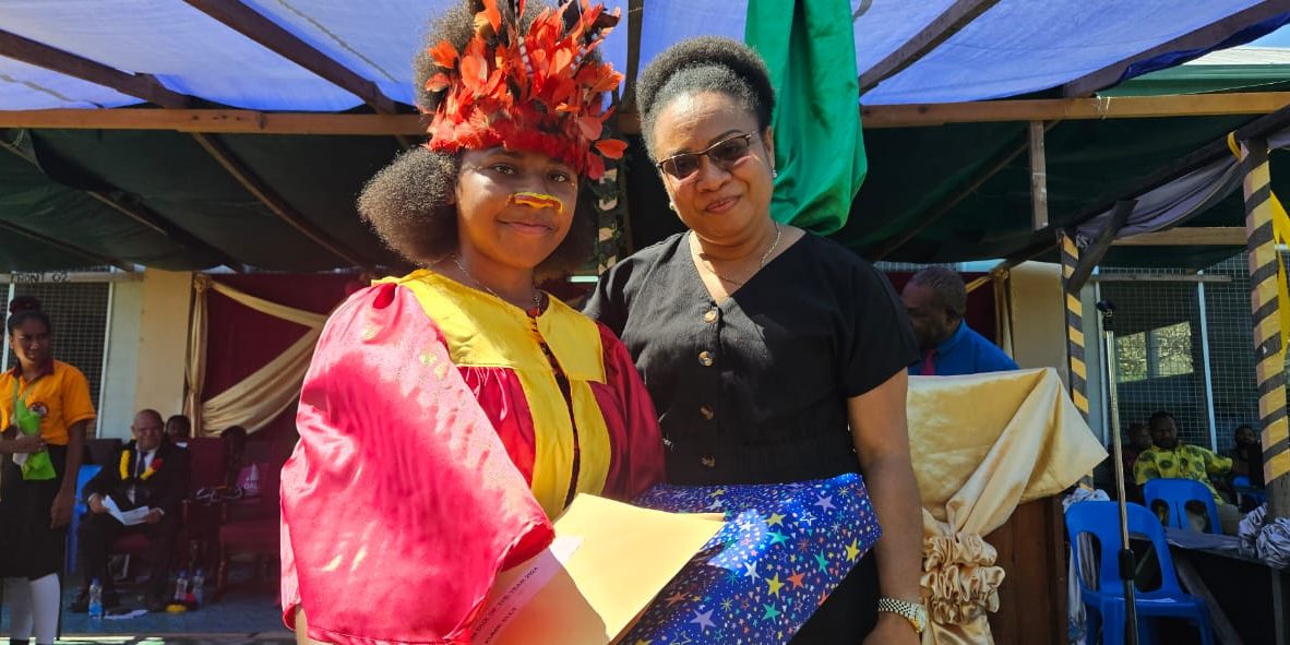 DA Wawin 2 Kumul Petroleum Holdings Company Secretary Ms Dianne Aikung, presents the Dux Award to Ms Elly Kumie at Wawin School of Excellence