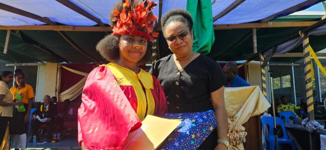 DA Wawin 2 Kumul Petroleum Holdings Company Secretary Ms Dianne Aikung, presents the Dux Award to Ms Elly Kumie at Wawin School of Excellence