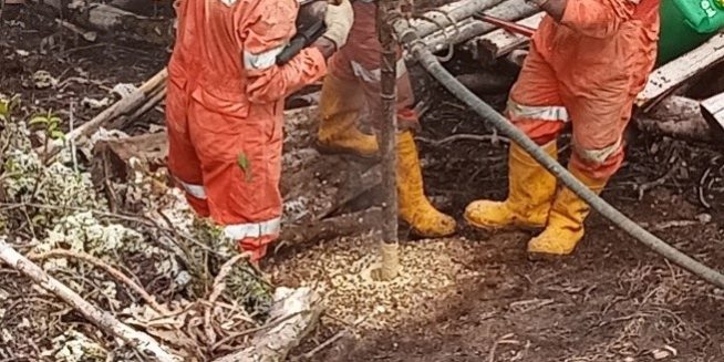 Drilling shothole KM 1