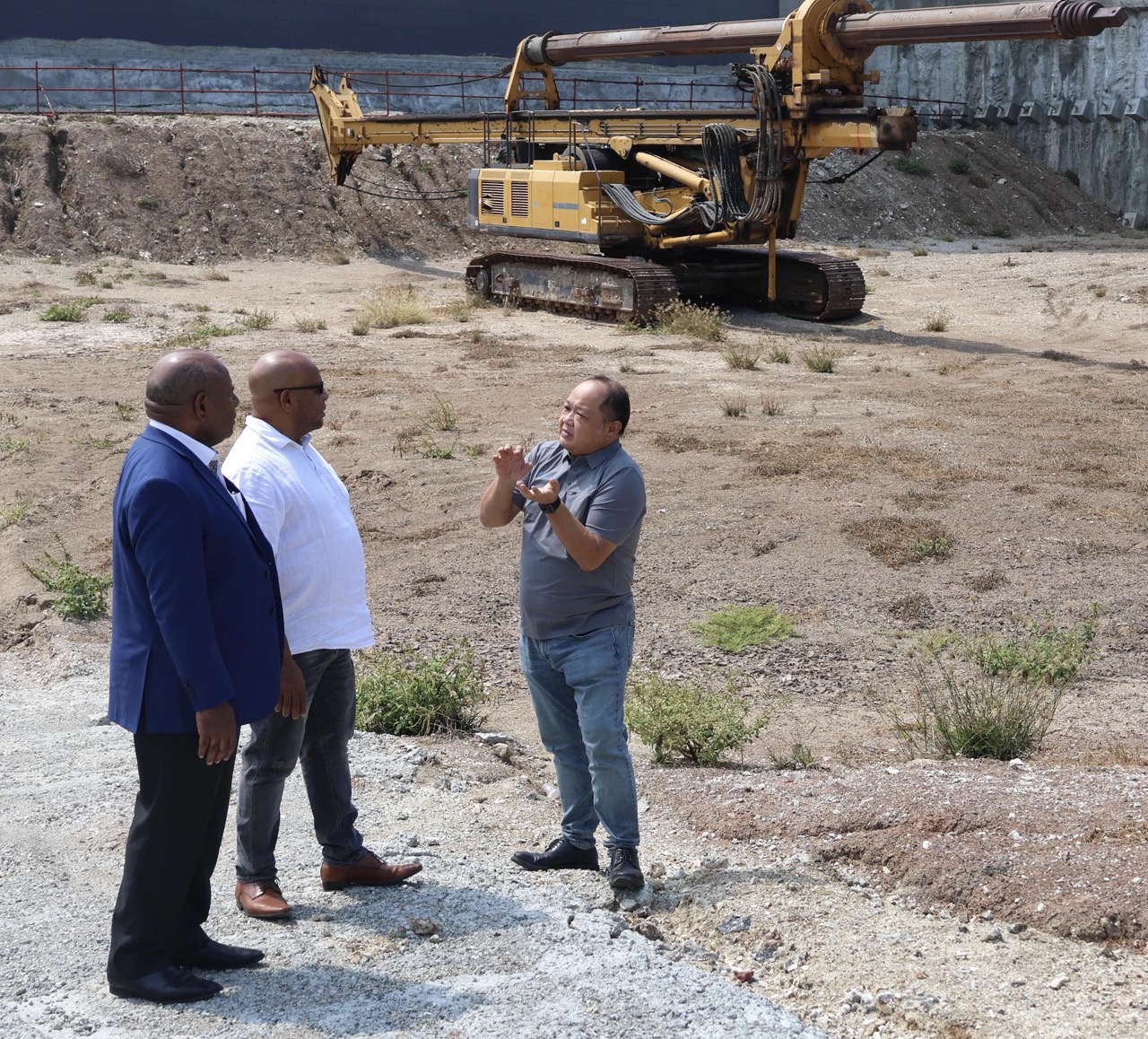 KPHL Chairman Isaac Lupari and Acting Managing Director Luke Liria at the Kumul Tower site.png